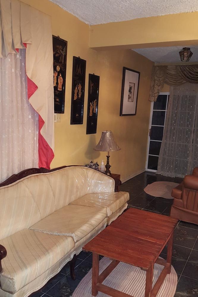 Dream Vacation ST Catherine Jamaica - Guest Suites for Rent in Spanish Town - Living Area
