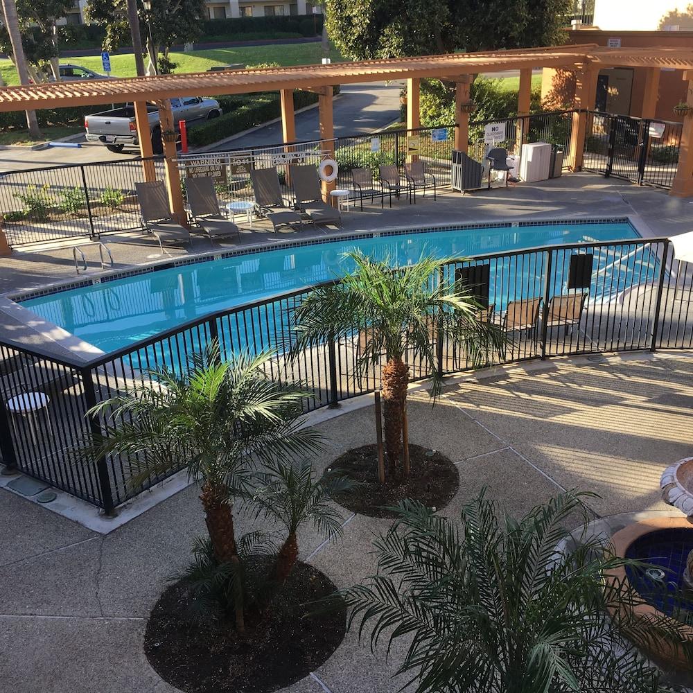 MainStay Suites John Wayne Airport by Choice Hotels - Outdoor Pool