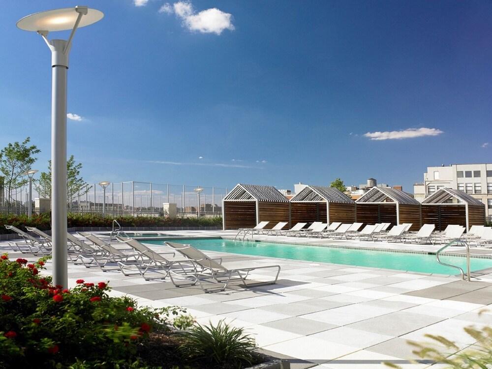 Global Luxury Suites at Columbus - Outdoor Pool