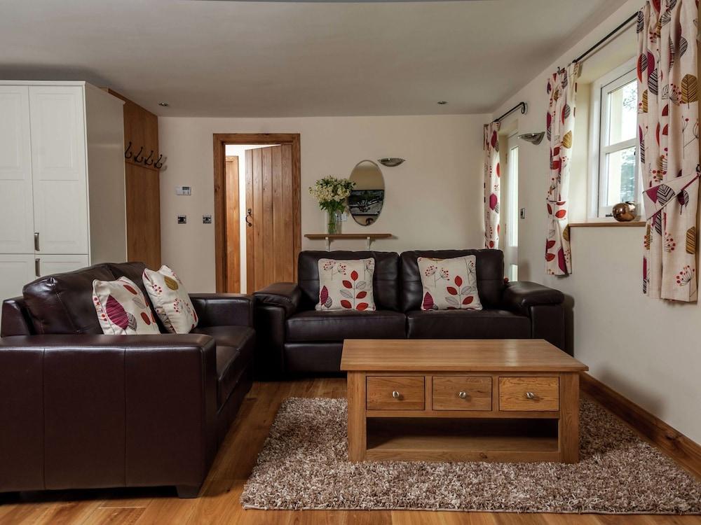 Beautiful Bungalow in Gilwern South Wales With Garden - Living Room