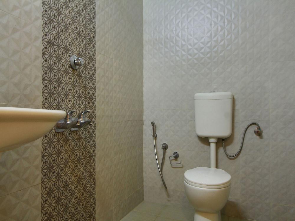 OYO 14163 Comforts Inn - Bathroom