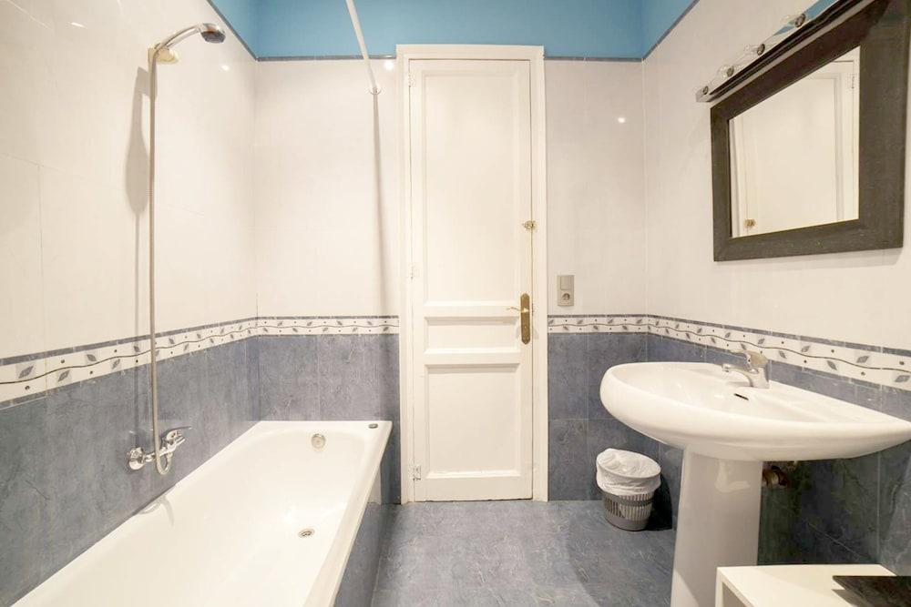 Sagrada Familia Apartment - Bathroom Shower