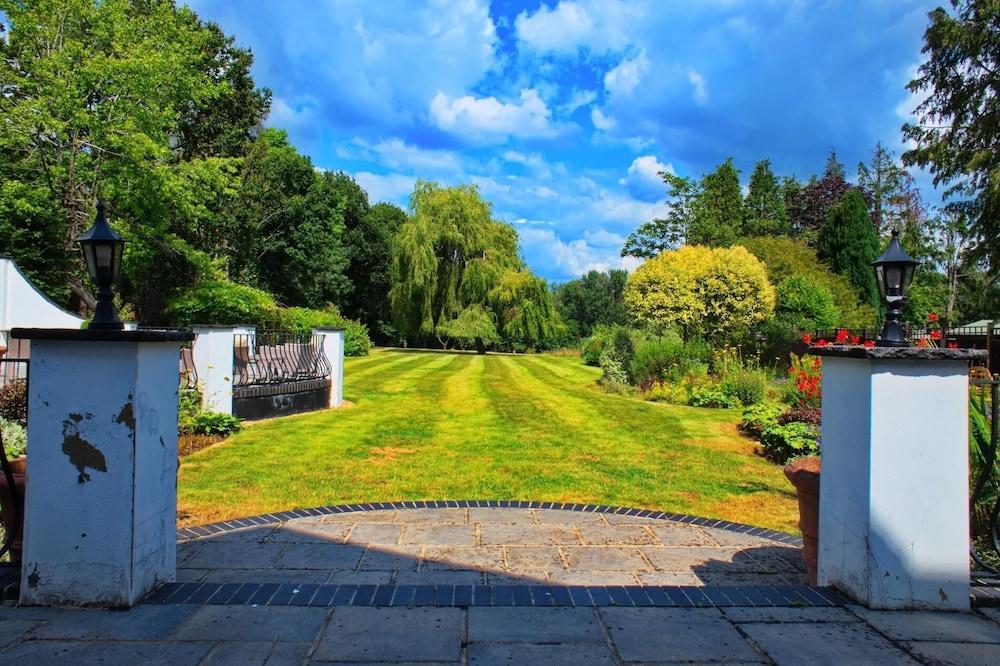 Countryside Escape With Stunning Garden in Surrey - Property Grounds