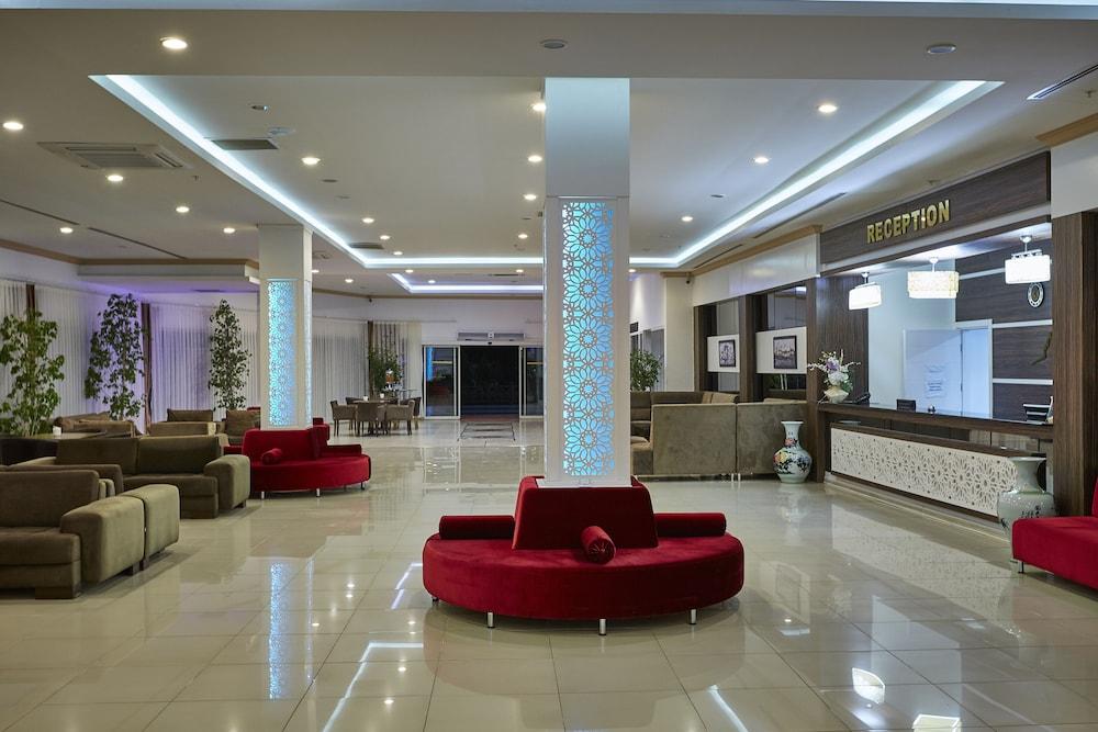 Royal Towers Resort - Lobby