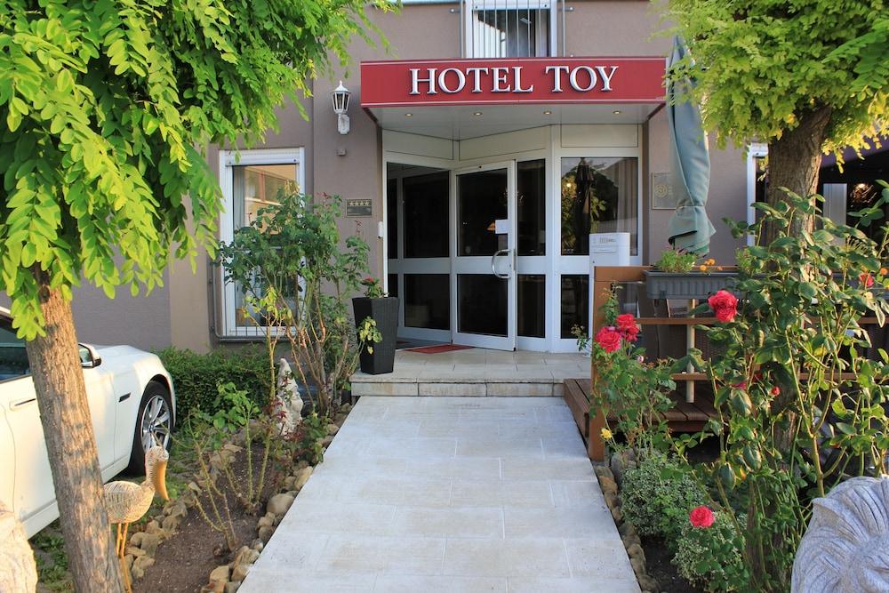 Hotel Toy - Featured Image