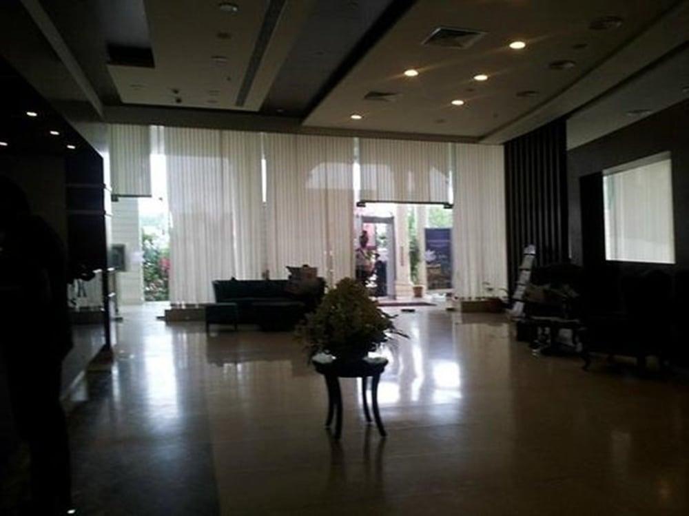 Royal Orchid Central - Lobby