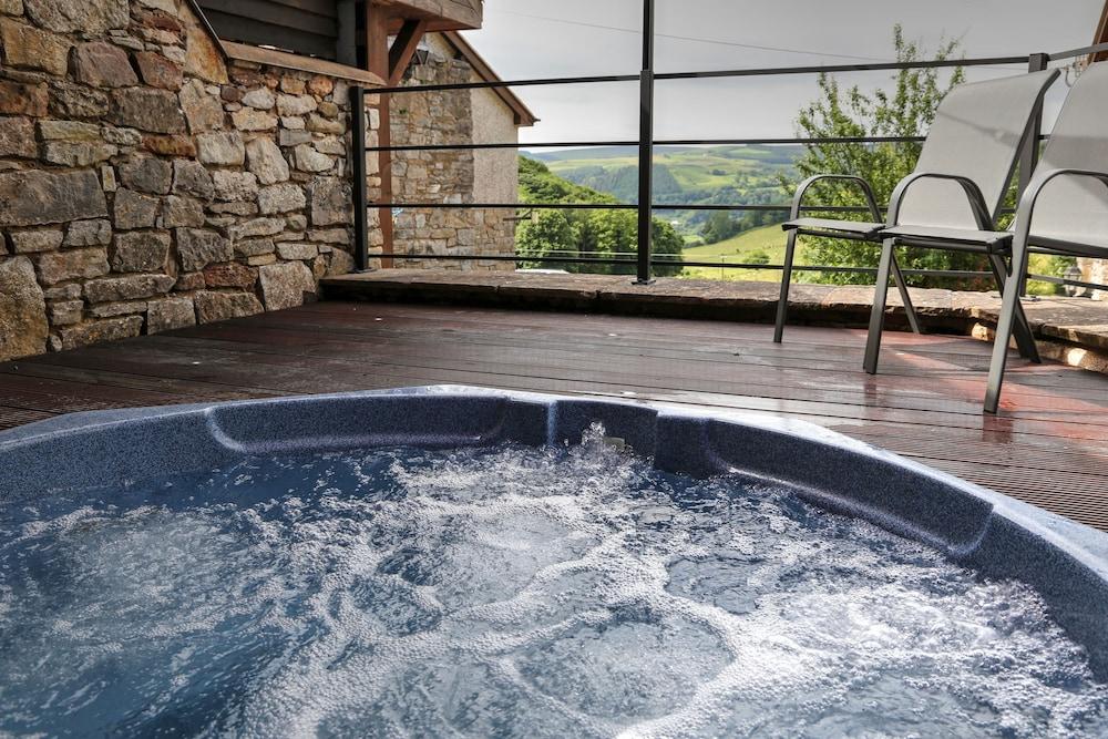 Panorama Cottages - Outdoor Spa Tub