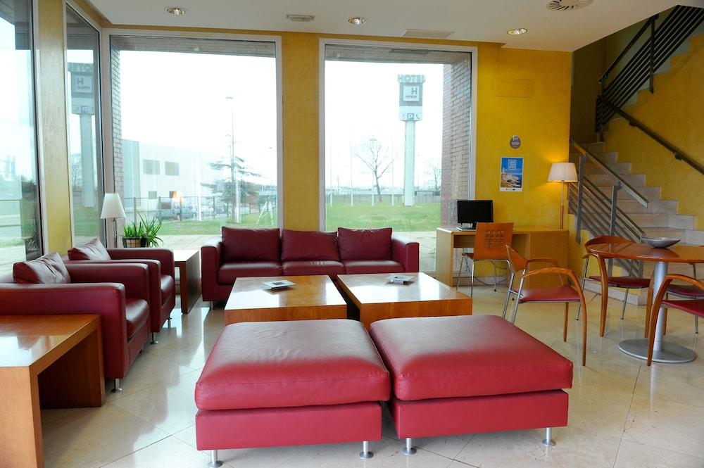 Hotel City Express Santander Parayas - Lobby Sitting Area