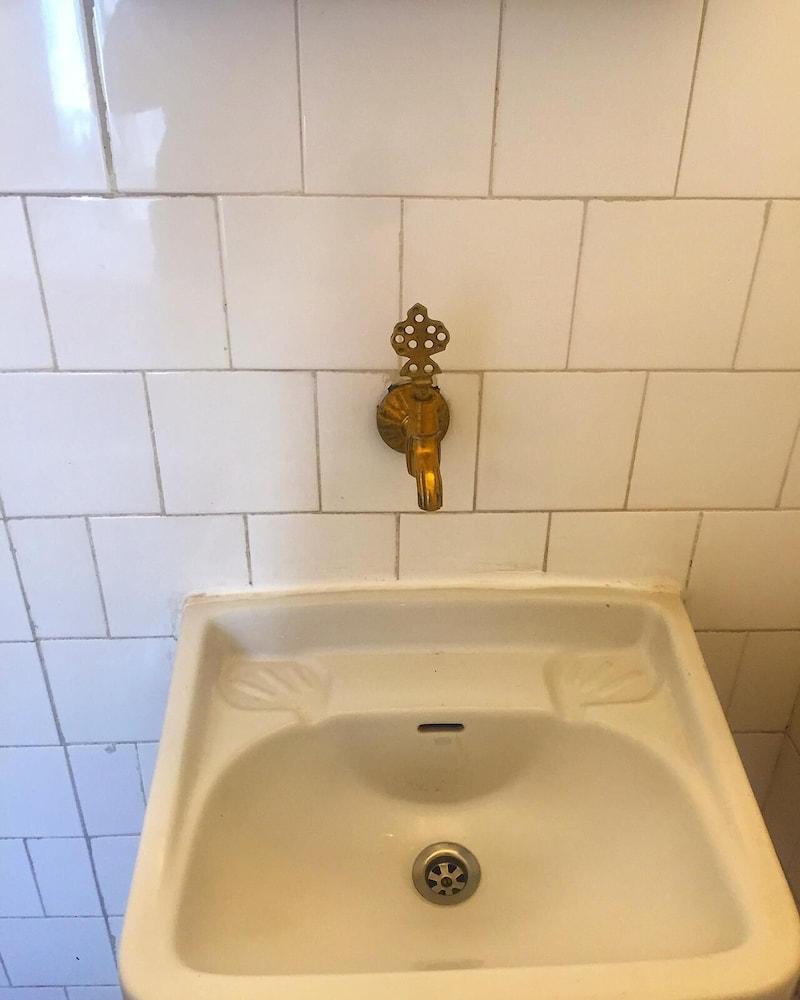 فيو هوتل - Bathroom Sink