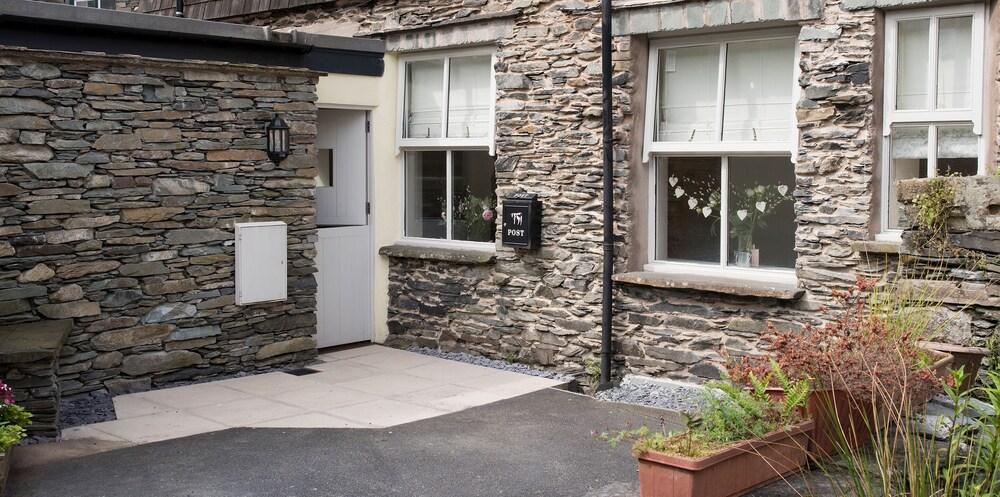 Cozy 1BR Apartment Central Ambleside With Parking - Room