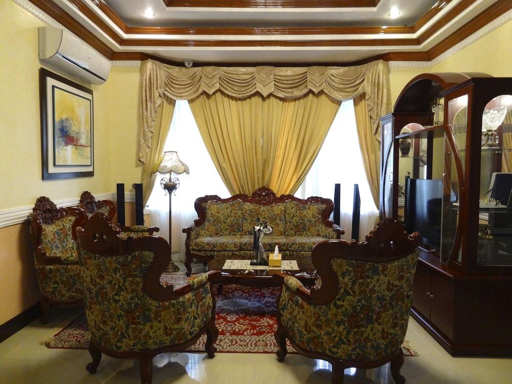 The Executive Villa Inn & Suites - Lobby Sitting Area