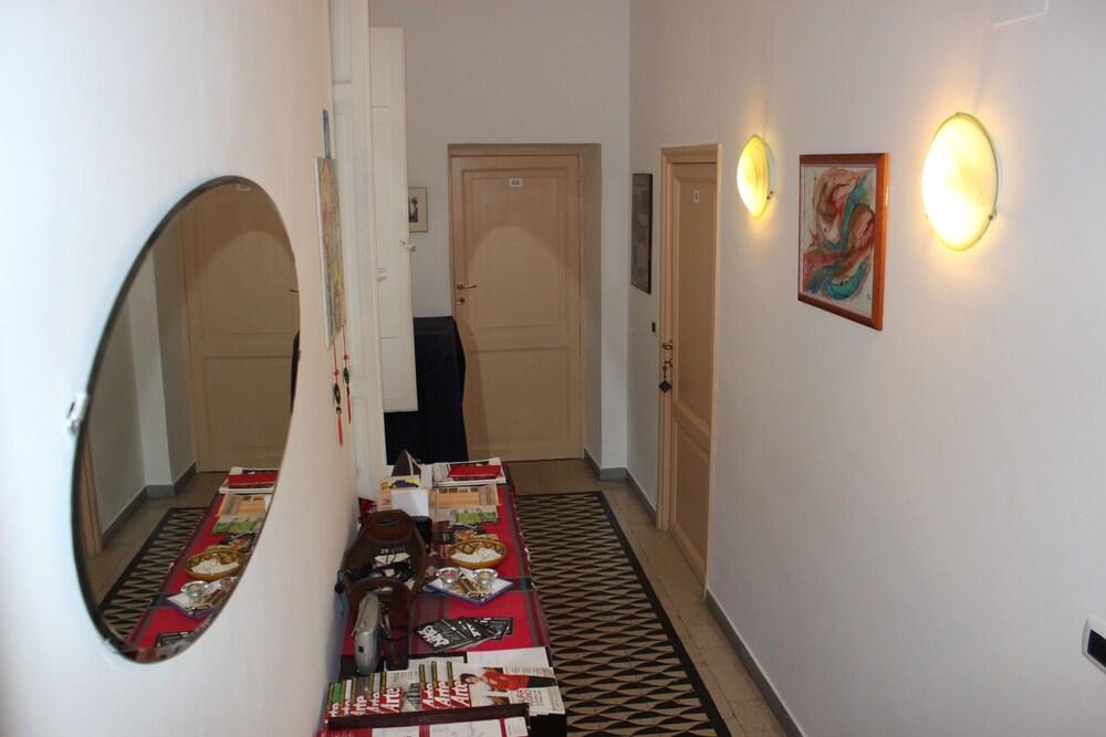 Galilei Guest House - Interior Entrance
