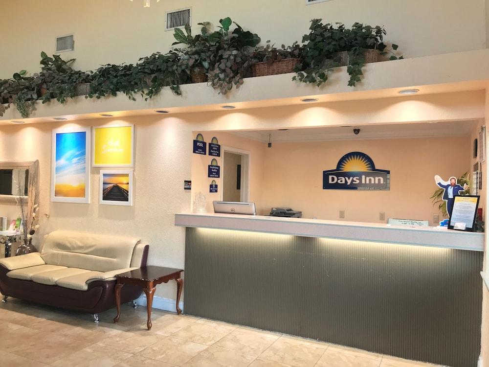 Days Inn by Wyndham San Antonio Airport - Reception