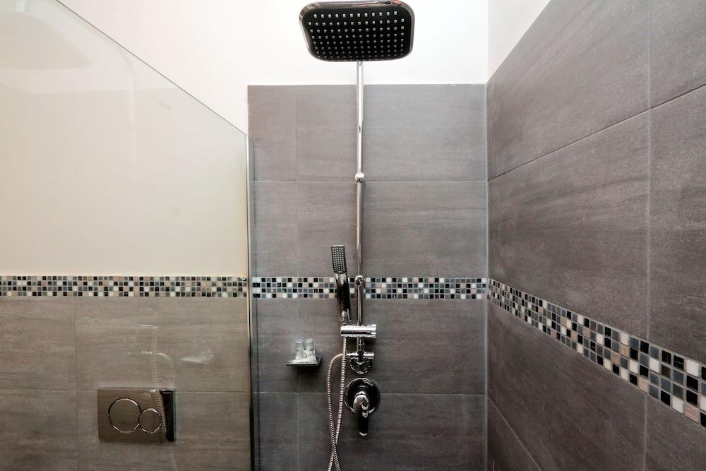 سانت بيتر فاتيكان رومز - Bathroom Shower