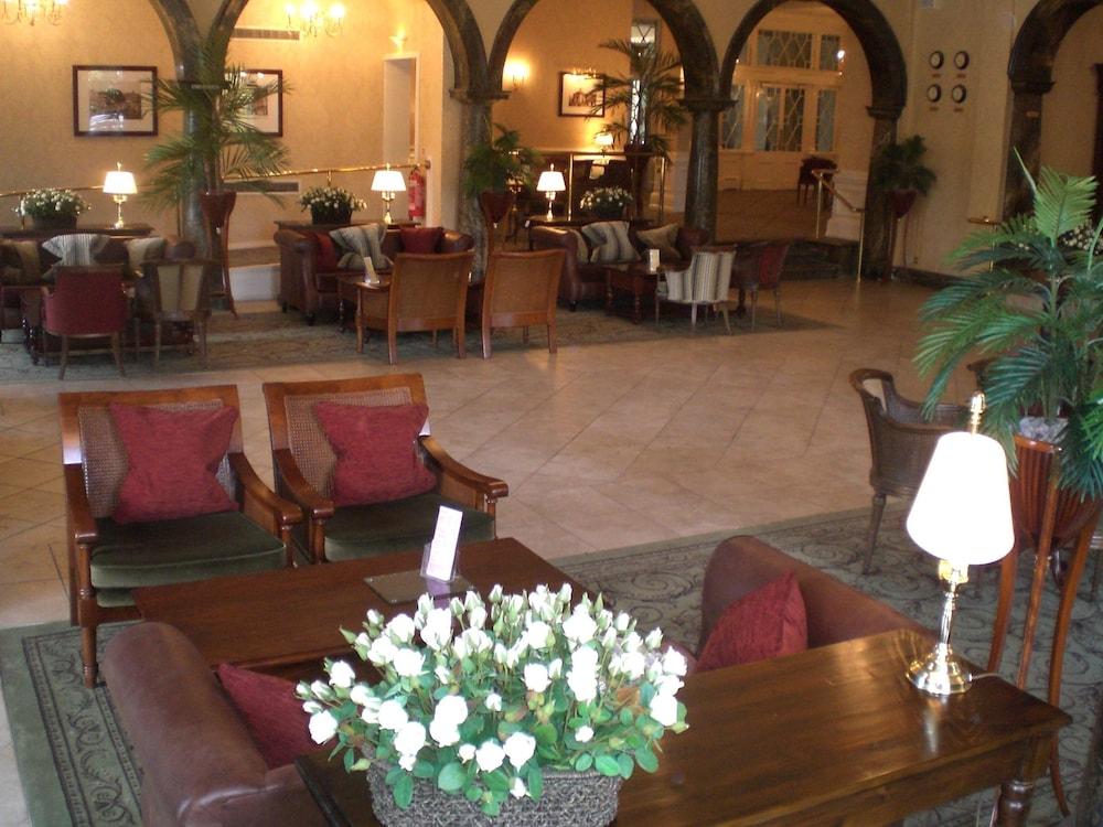 Cairn Hotel - Lobby Sitting Area