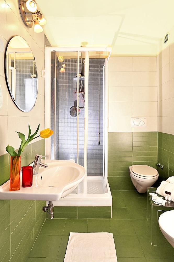 Colors Hotel - Bathroom