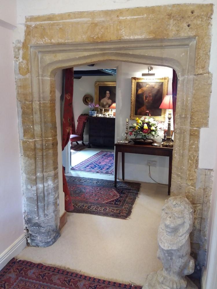 Tudor Cottage Bed & Breakfast Dorchester - Interior Entrance