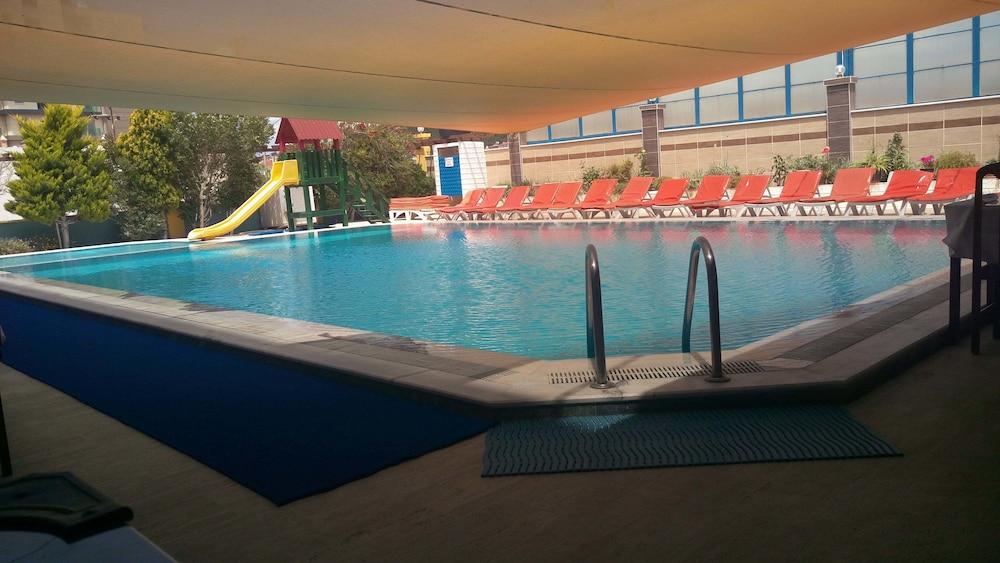Nil Hotel - Outdoor Pool
