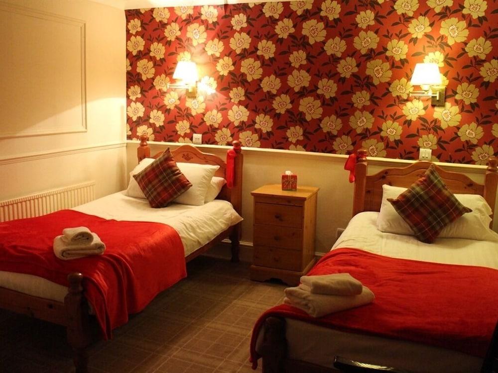 The Red Lion Hotel - Room