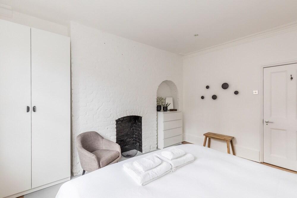 Eson2 - Charming 3 Bedroom Flat in Chelsea - Room