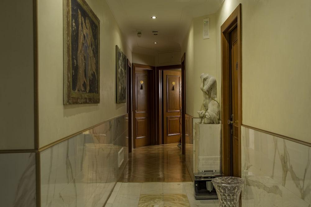 Luxury Rooms H 2000 Roma - Reception