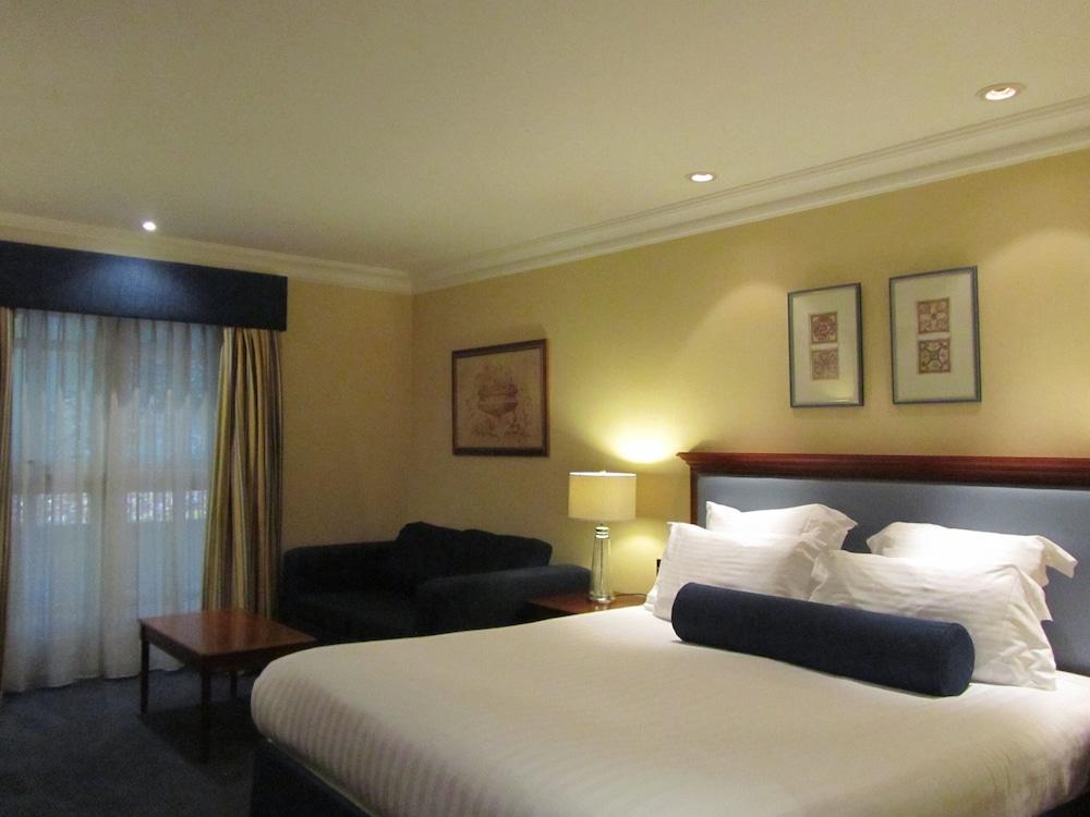 Best Western Plus Birmingham NEC Meriden Manor Hotel - Room