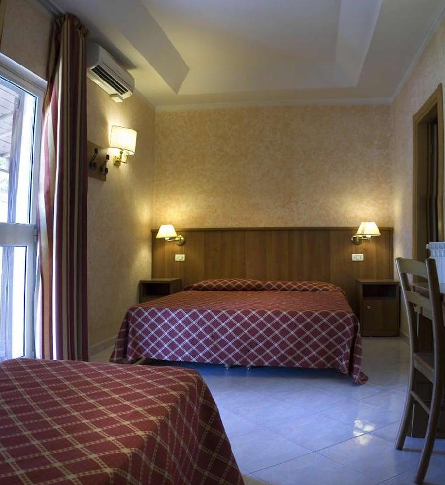 Hotel Salaria - Room