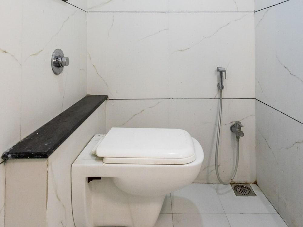 OYO 24432 Yash Residency - Bathroom