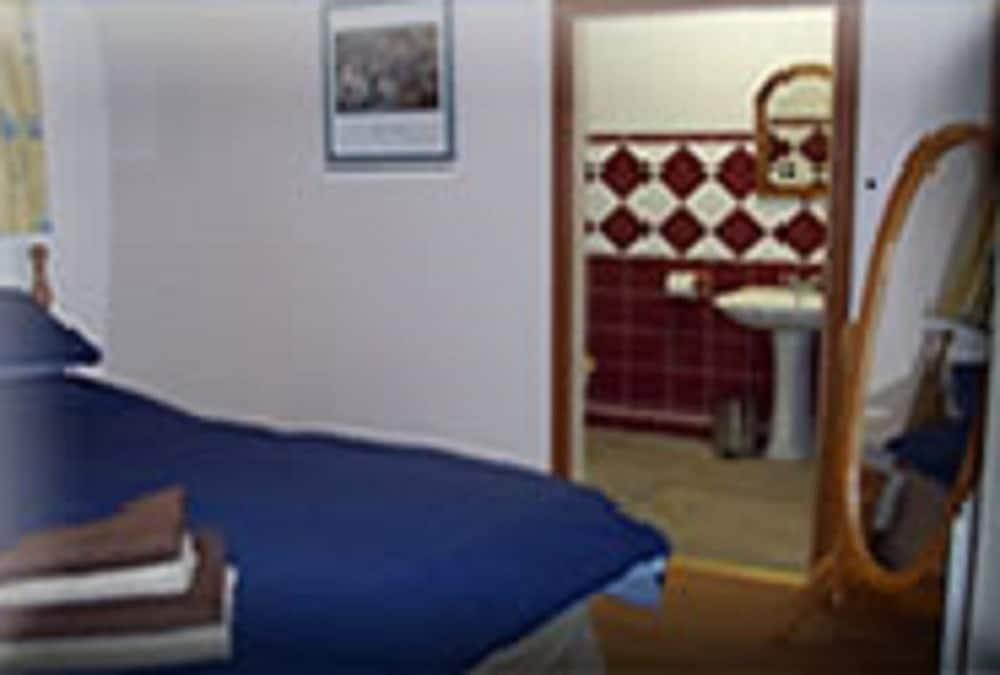 Enfield House and Cottages - Guestroom