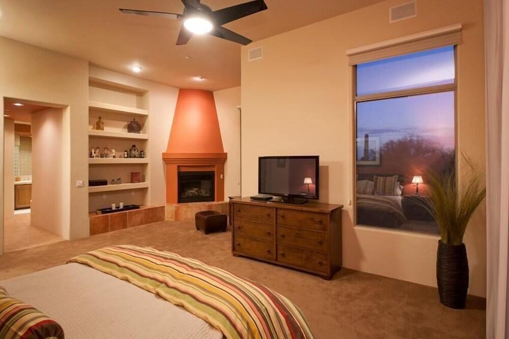Troon Monument By Signature Vacation Rentals - Room