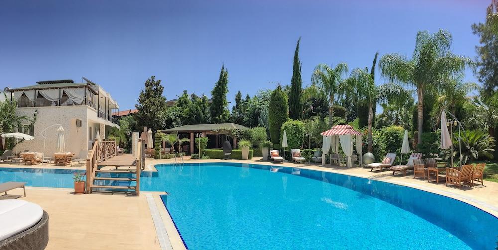 Sofia Residence - Outdoor Pool