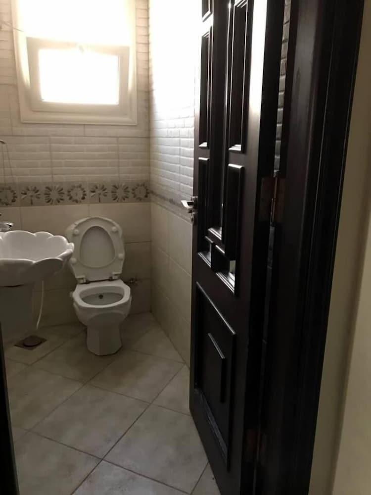 شقة فاخرة مفروشة بالكامل - Bathroom