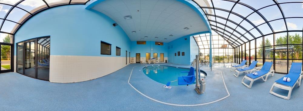 كومفرت سويتس ايربورت - Indoor Pool