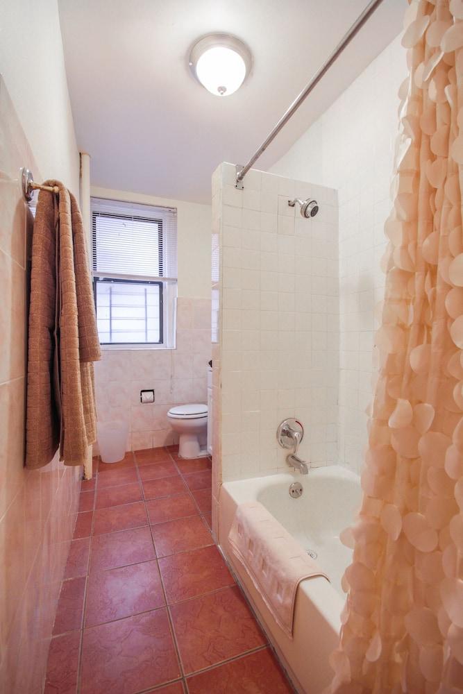 Washington Heights Manhattan 3 BR - Bathroom