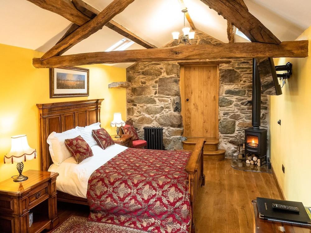 The Wayside and Whisky Barn - Room