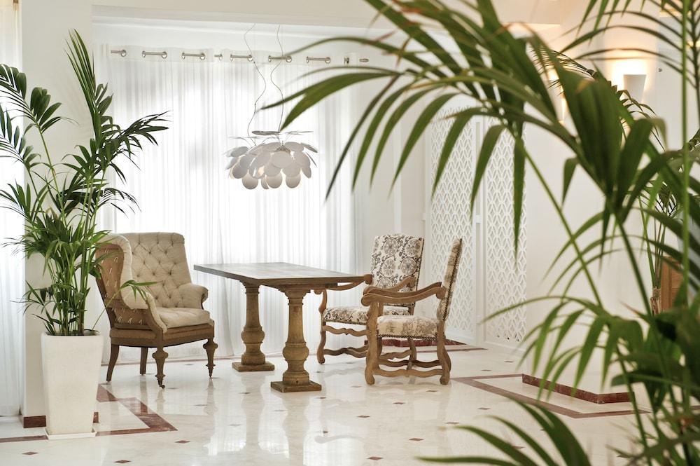 Santorini Palace - Lobby Sitting Area