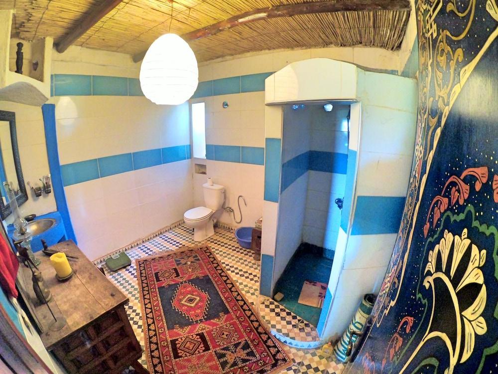ليه راسين - Bathroom