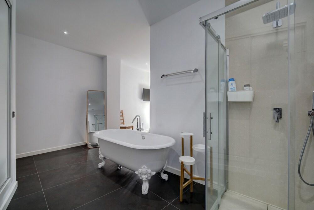 Wonderful views in luxury apartment - Bathroom