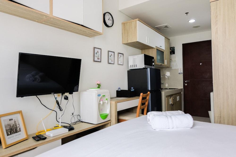 Clean and Tidy Studio Apartment at Springwood Residence - Room