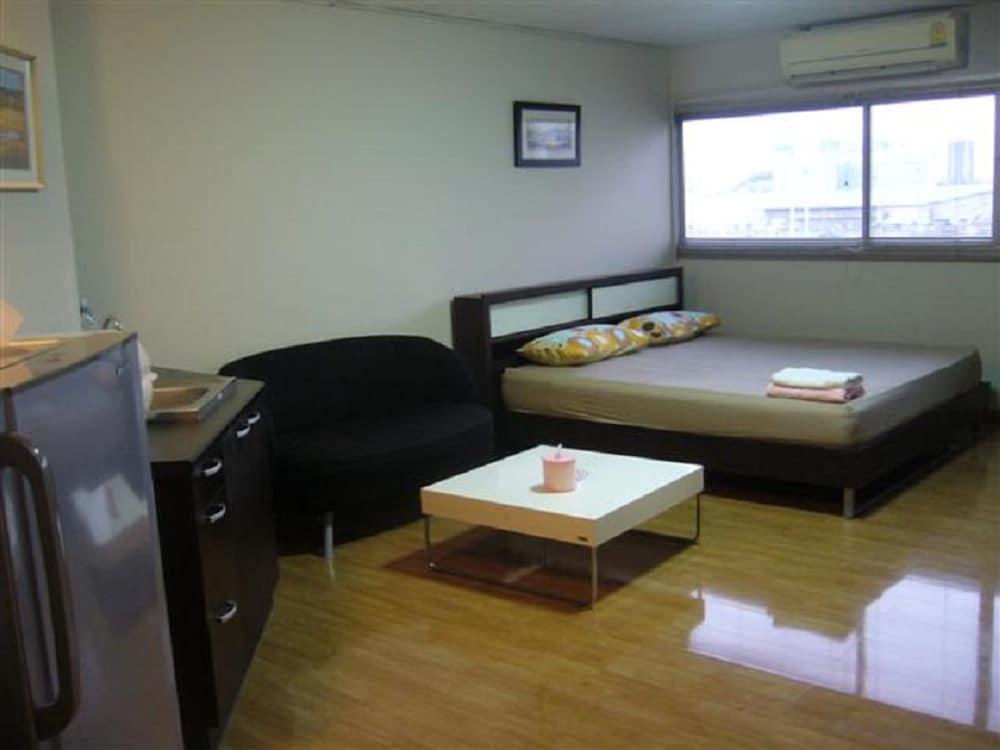 DMK Donmueang Airport Guesthouse - Featured Image