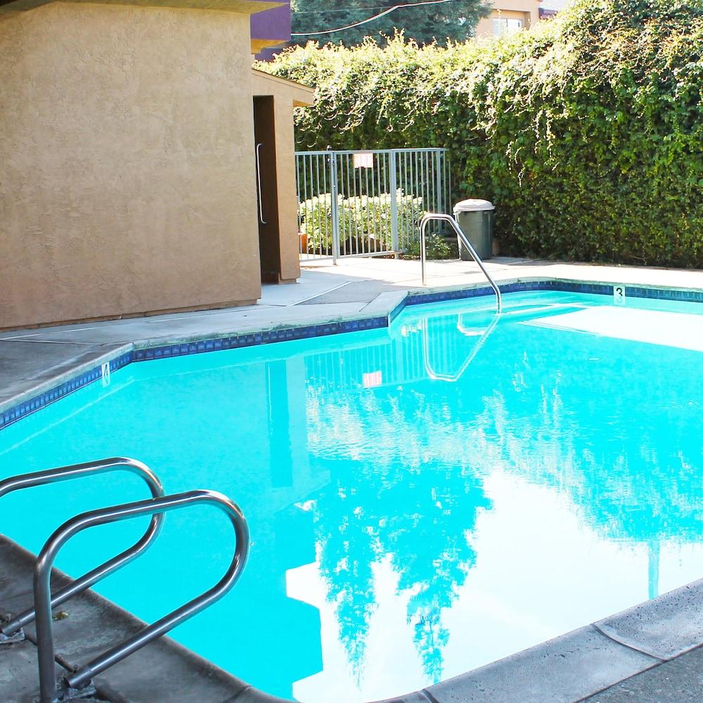 Governors Inn Hotel - Outdoor Pool