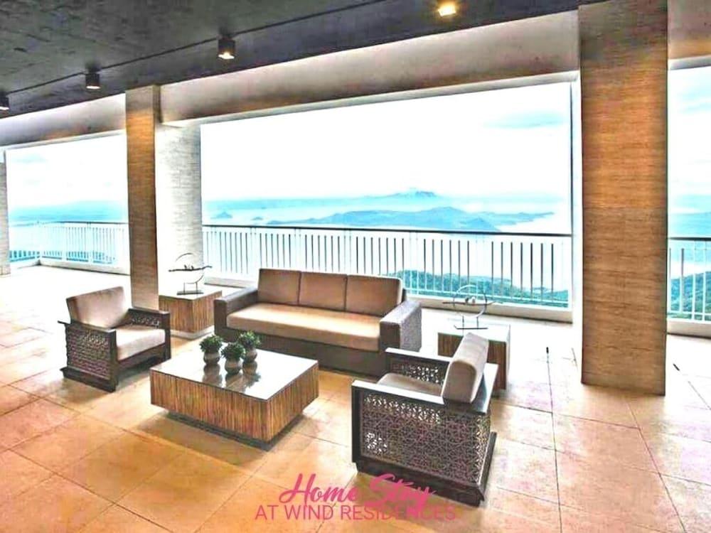 HomeStay at Wind Residences - Lobby Lounge
