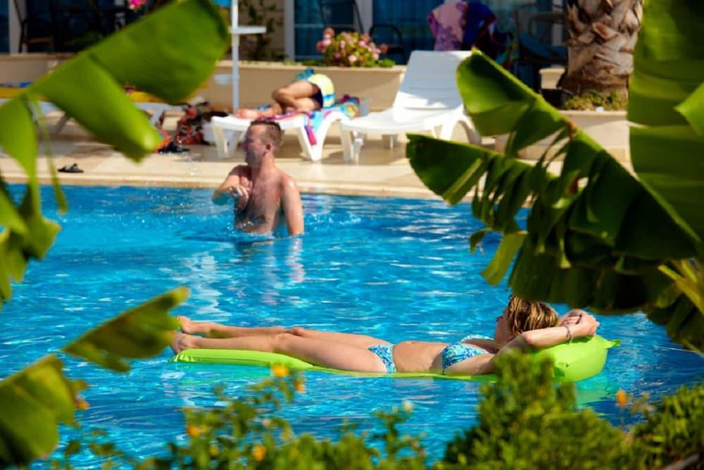 Seahorse Deluxe Hotel - Outdoor Pool