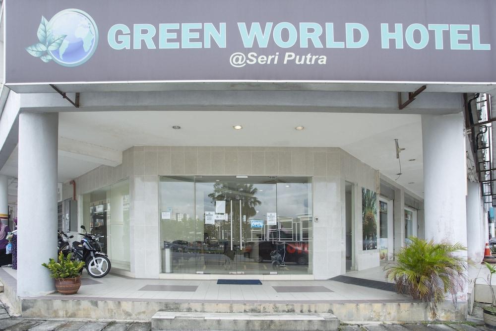 OYO 89966 Green World Hotel @ Seri Putra - Featured Image