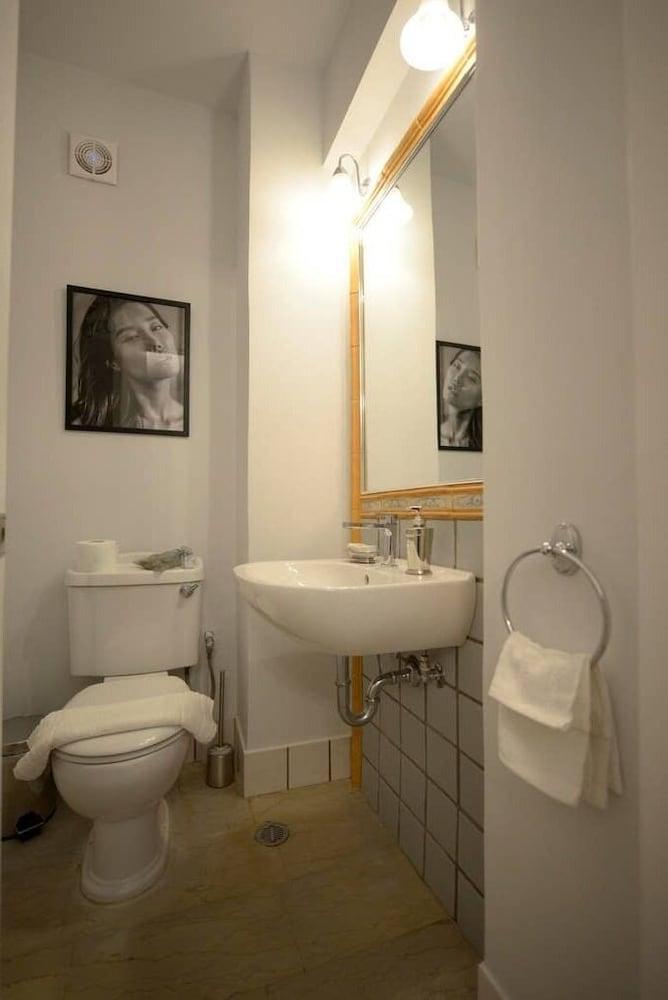 New Superb & Luminous 2 Bedroom Apartment - Bathroom