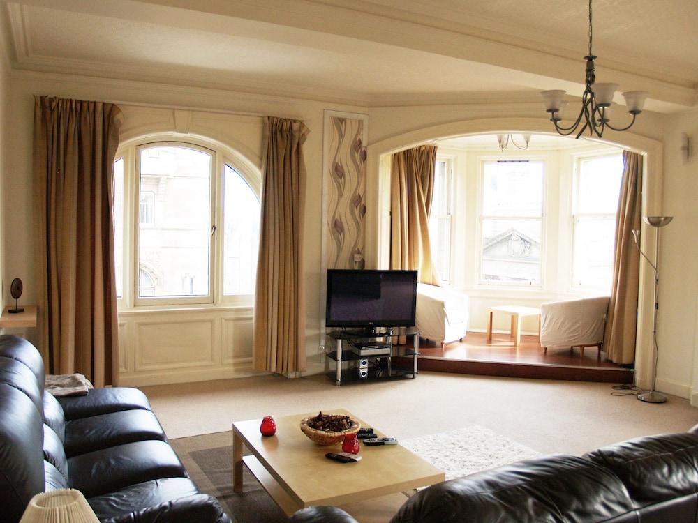 Royal Mile Mansions Apartment 27 - Featured Image