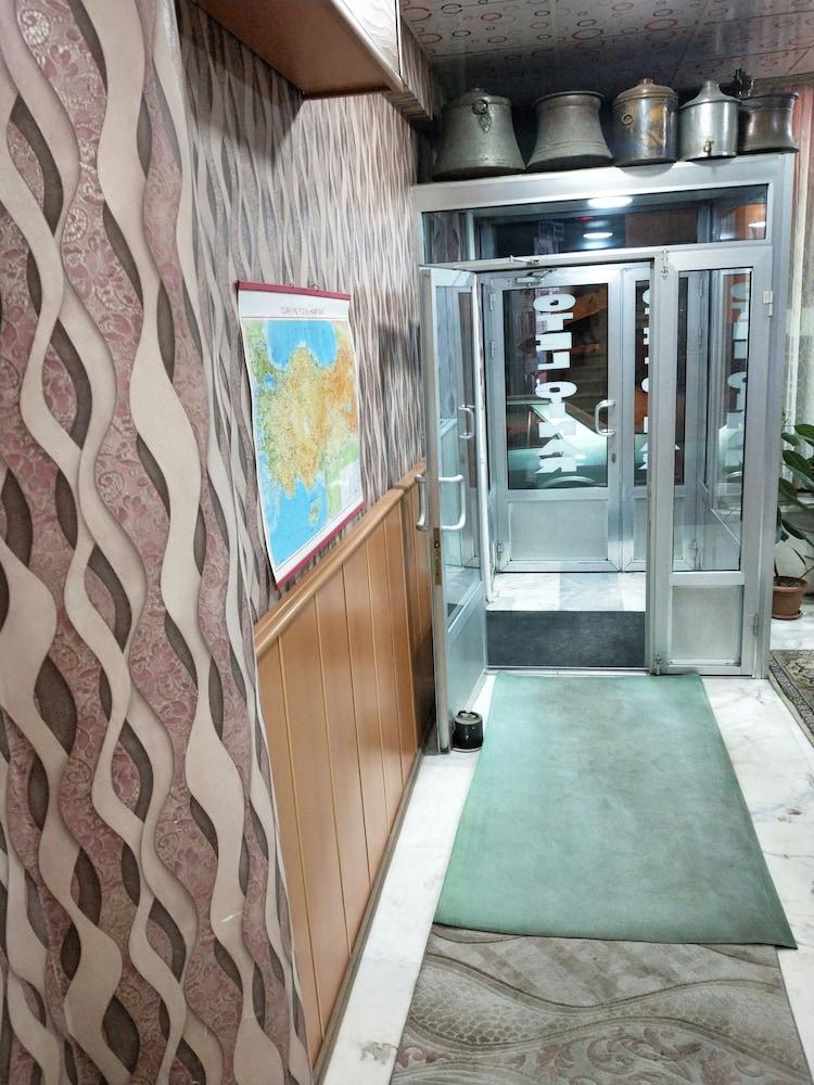 Otel Cinar - Interior Entrance