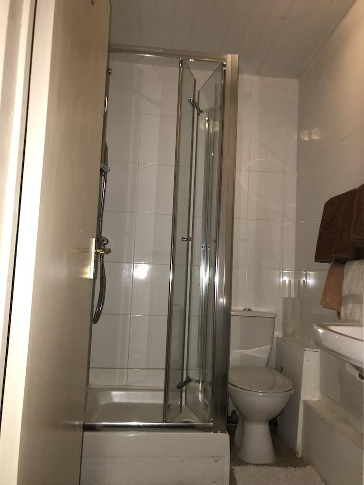 Aberdeen Guest House - Bathroom