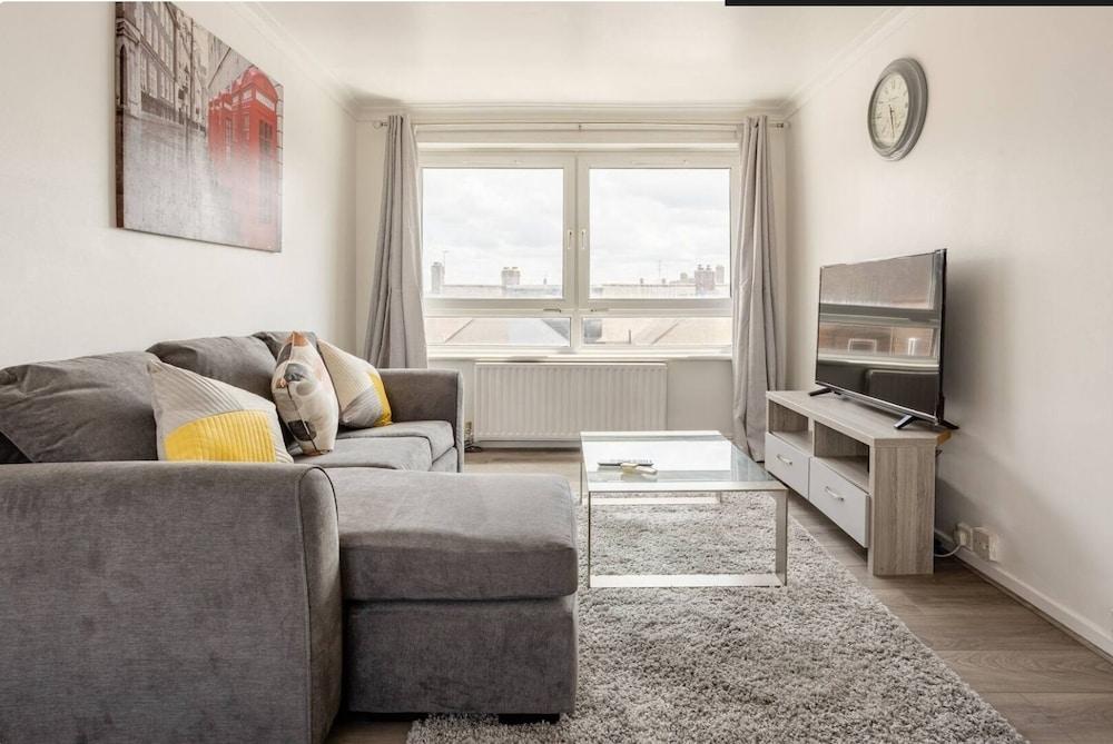 Beautiful 2-bed Apartment in Barking - Featured Image