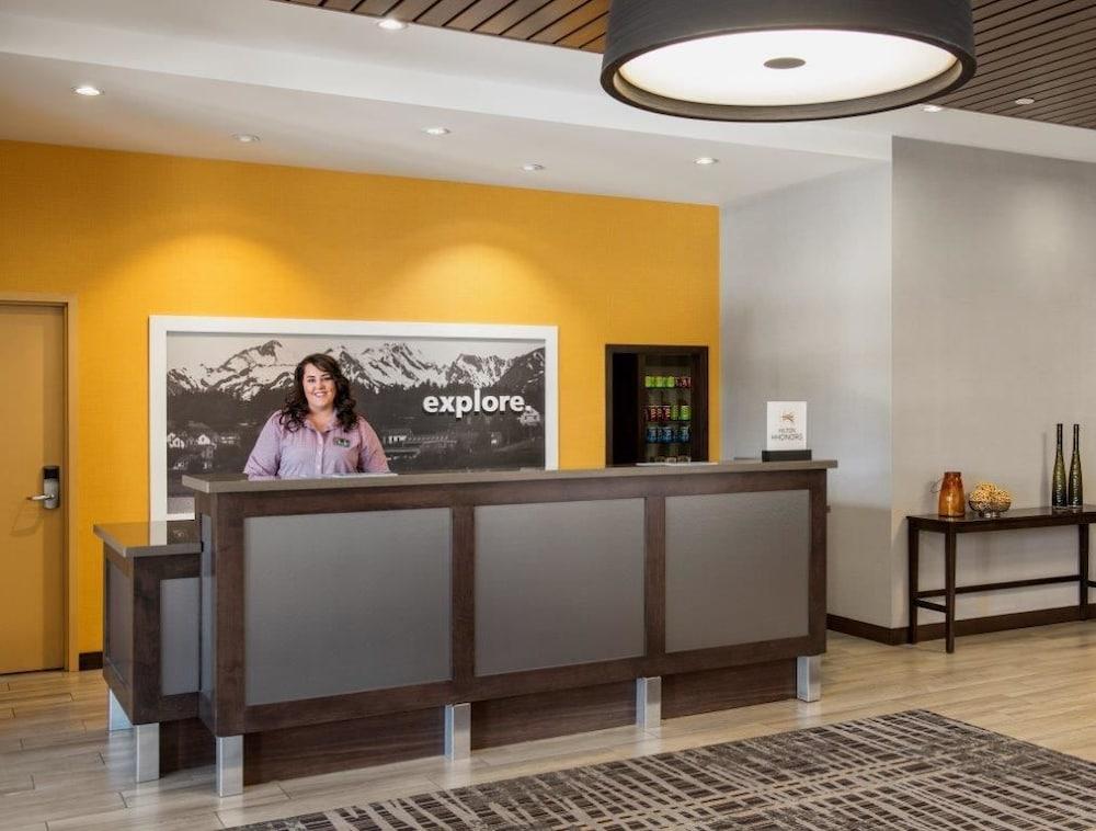Hampton Inn & Suites by Hilton, Airdrie, AB, Canada - Reception